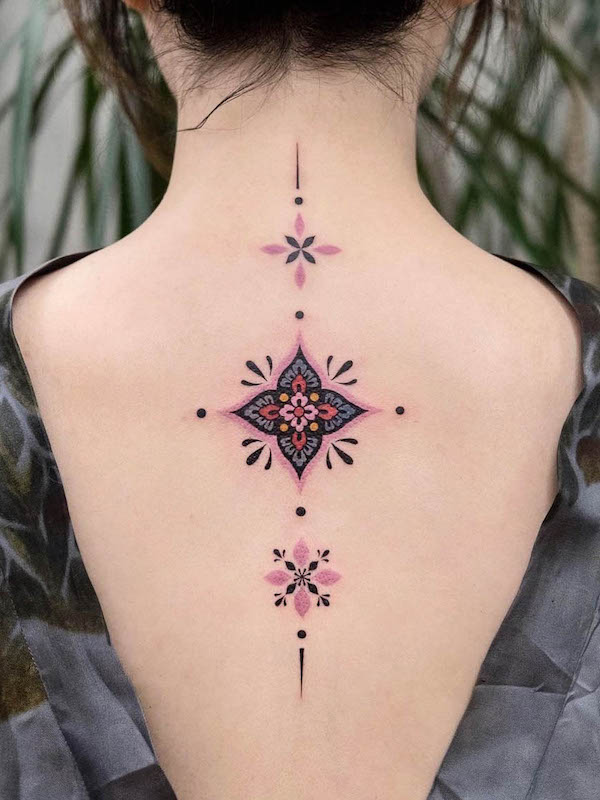 Ornamento femminile sulla spina dorsale tatuaggio di @newtattoo_nina