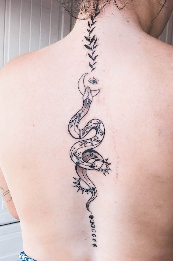 Tatuaggio con serpente e spina dorsale lunare di @andreinkman13