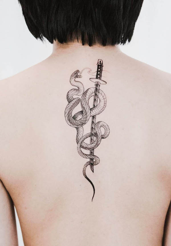 Tatuaggio con serpente e spada per donne di @wallaceherrera