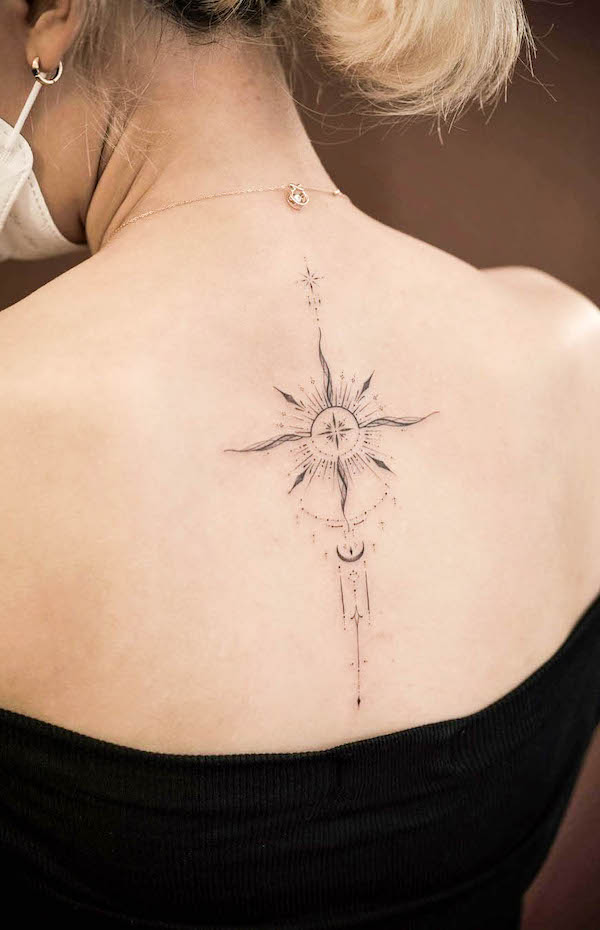Tatuaggio della colonna vertebrale con sole e luna di @sukza__art