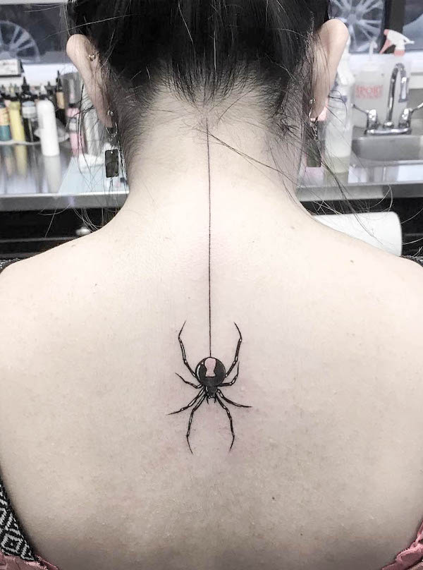 Inquietante tatuaggio di un ragno sulla schiena di @justinsandelli