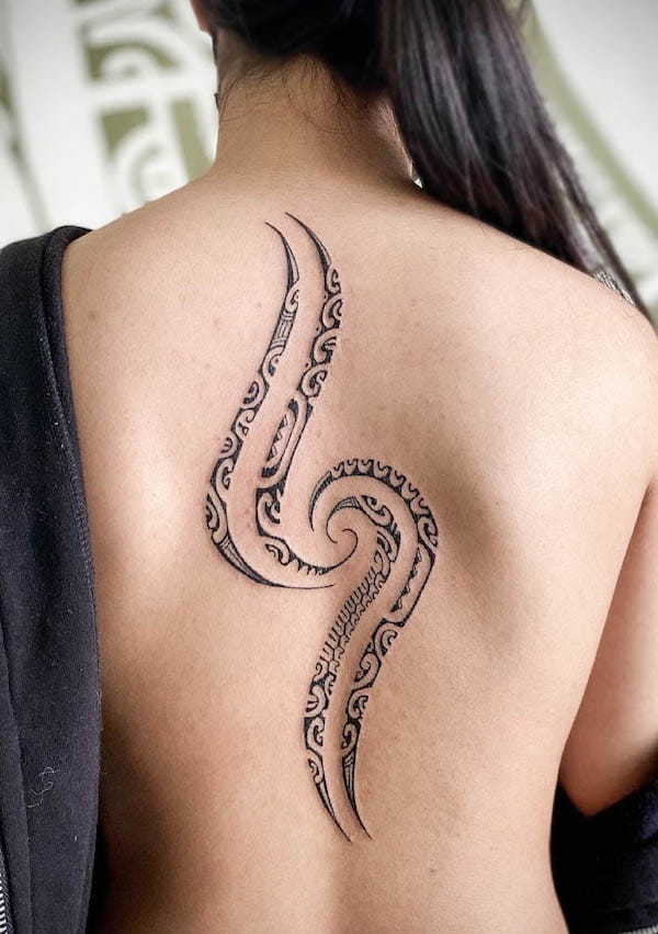 Tatuaggio tribale sulla schiena di @d.russ_.tattoo