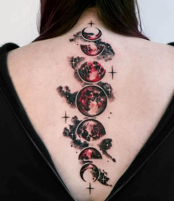 Tatuaggio della colonna vertebrale con luna di sangue per donne di @tattooist_danha