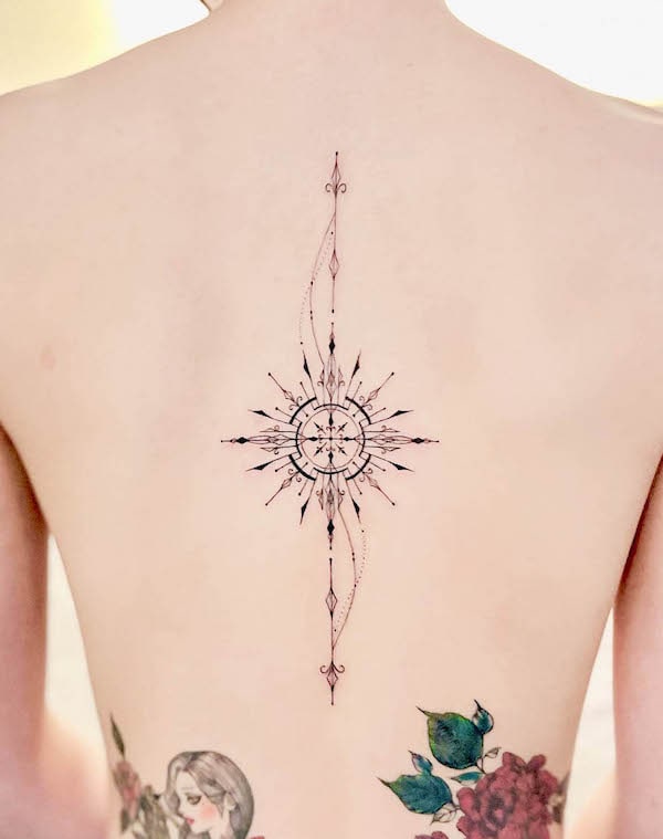 Tatuaggio ornamentale sul centro della schiena da @easy.tatt00