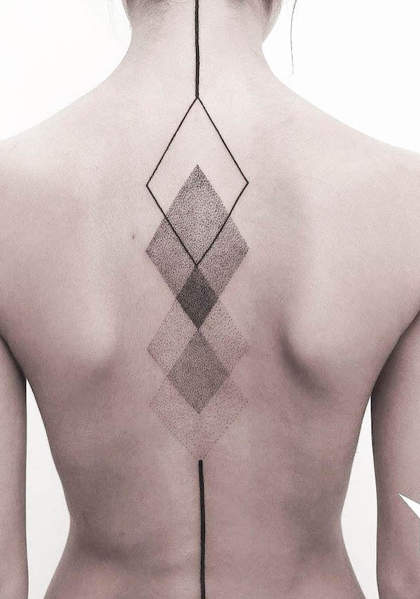 Tatuaggio geometrico della colonna vertebrale di @axelejsmont