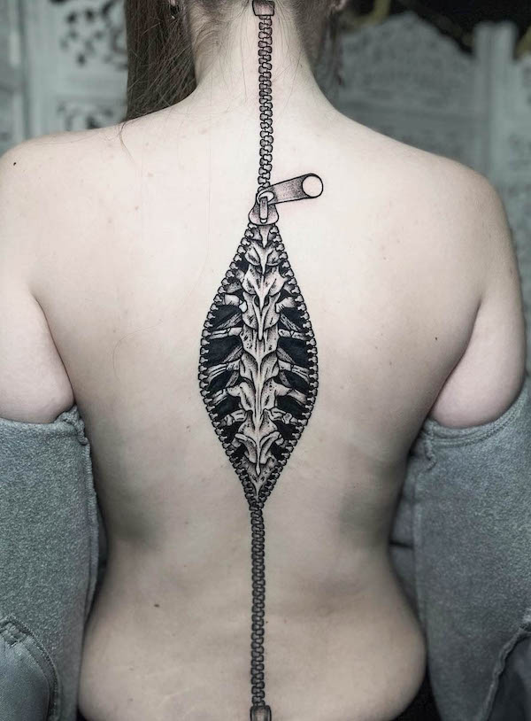 Tatuaggio Zipper spine da @t_bag_tattz