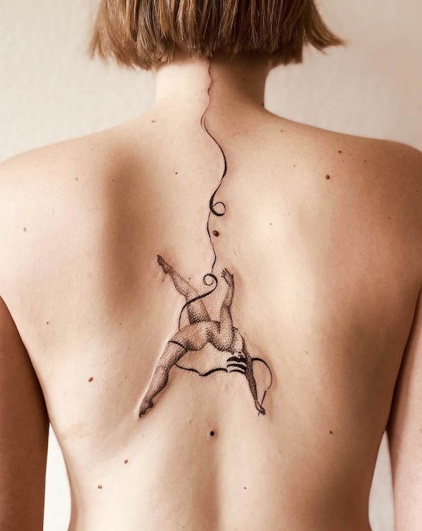 Tatuaggio della spina dorsale della ragazza del circo di @tata.jouaux.art