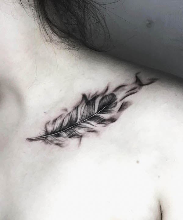 Tatuaggio di fenice nera con piuma sulla clavicola da @anamadysun