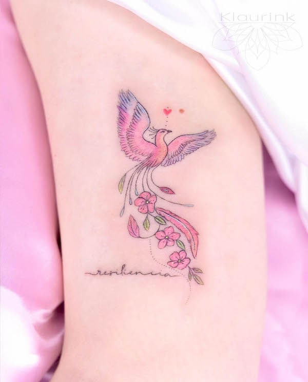 Tatuaggio con fenice rosa di @klaurink