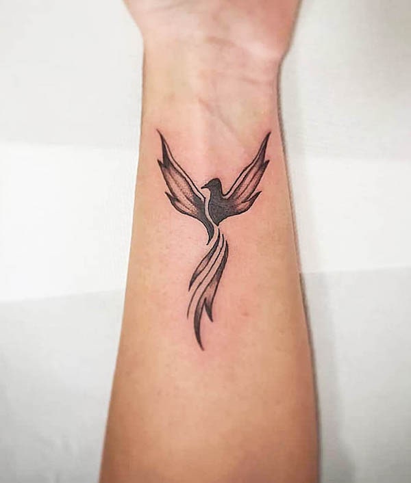 Tatuaggio del polso della fenice nera di @mmarcadini