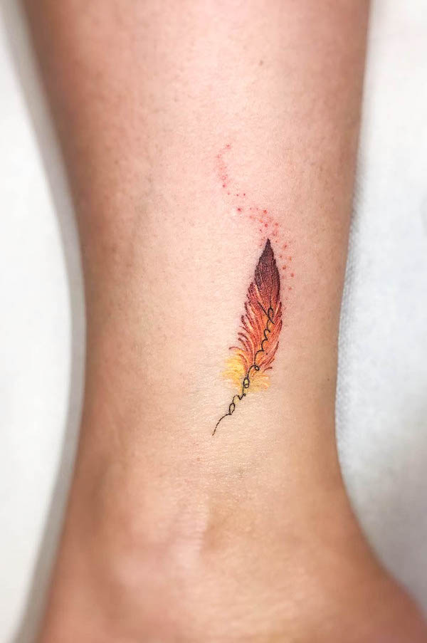 Tatuaggio con piume di fenice di @disegnarti