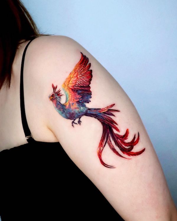 Mesmerizzante tatuaggio di fenice di @non_lee_ink