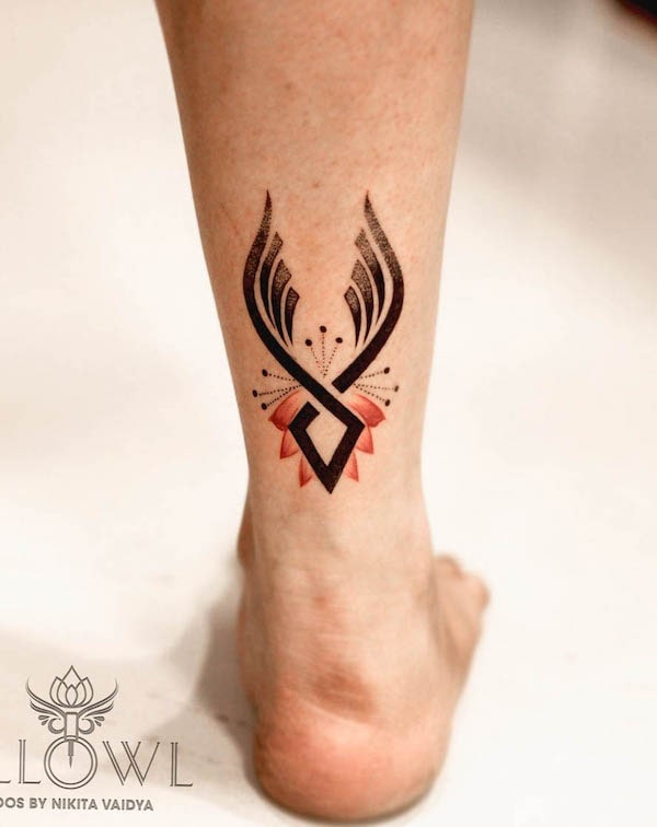 Fenice simbolica astratta di @yellowltattoos