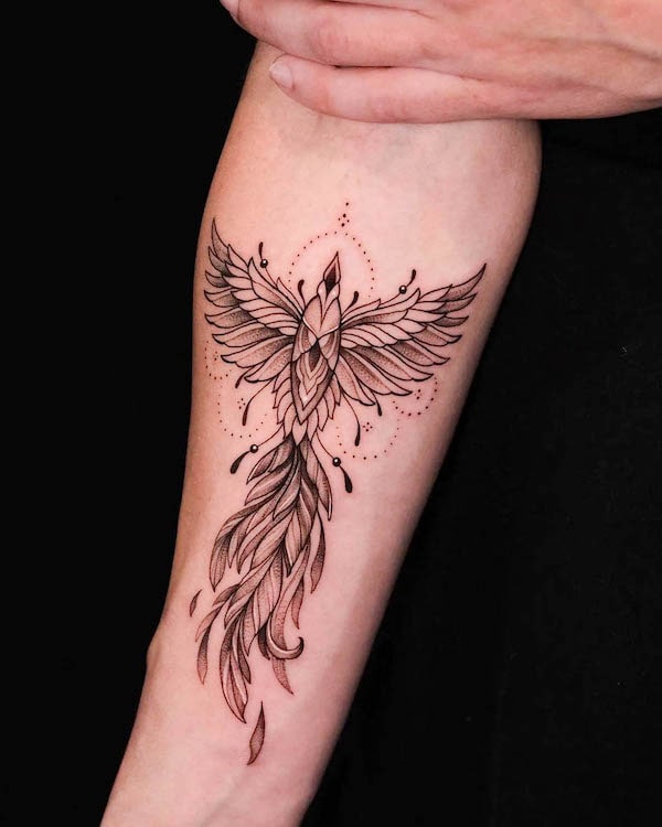 Tatuaggio dettagliato dell'avambraccio della fenice di @stockholminktattoo