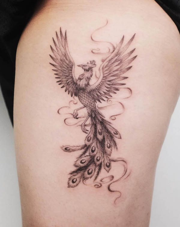 Tatuaggio realistico della fenice sulla coscia di @ciel_tattoos