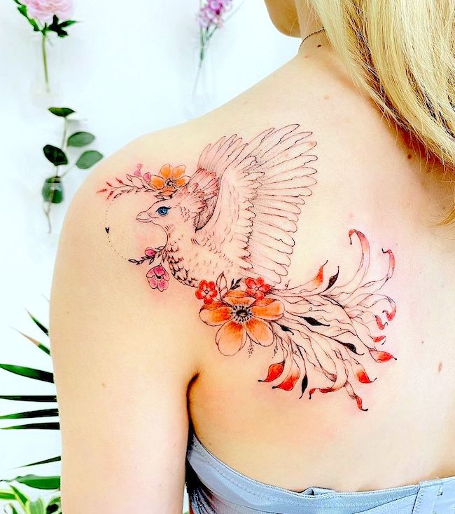 Tatuaggio della scapola di fenice di @deni_teckuje- Tatuaggi colorati sulla spalla per le donne