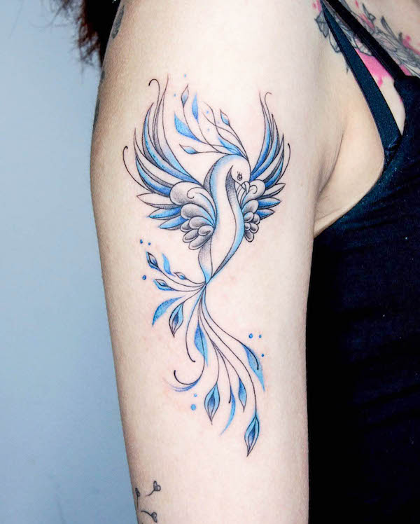 Tatuaggio con manica di fenice blu di @elly_tattooist