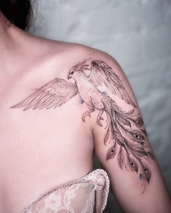 Intricato tatuaggio della fenice sulla spalla di @solovyovatattooer