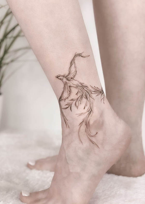 Tatuaggio fenice avvolgente sulla caviglia di @shvetstattooing