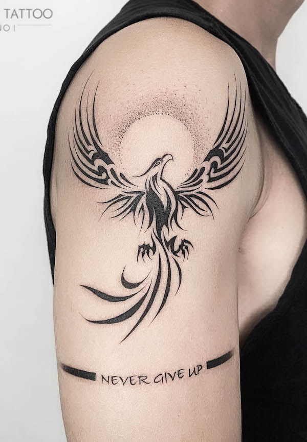 Tatuaggio tribale della fenice di @anothertattoo.hn_