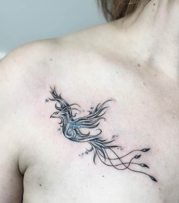 Tatuaggio della clavicola di fenice lucida di @juliasaccardo
