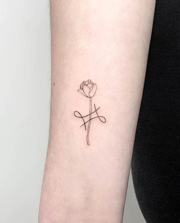 Tatuaggio minimalista con fiore dei Gemelli di @_dudink_