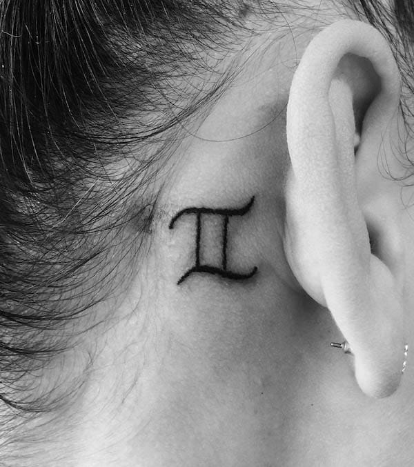 Tatuaggio con simbolo dei Gemelli dietro l'orecchio di @miriam.freemind