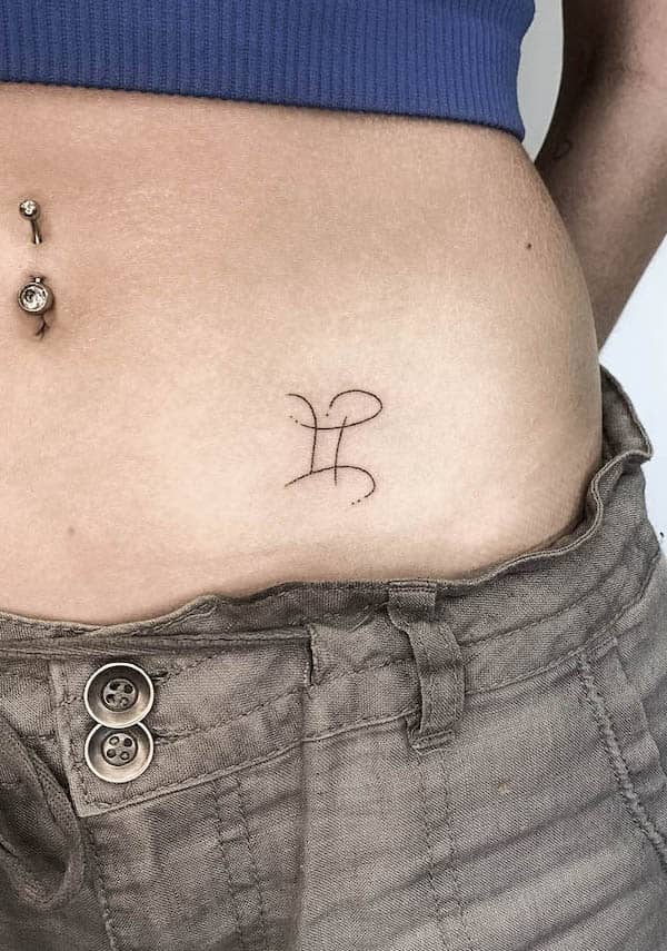 Tatuaggio astratto in vita con simbolo dei Gemelli di @pokeyhontastattoo