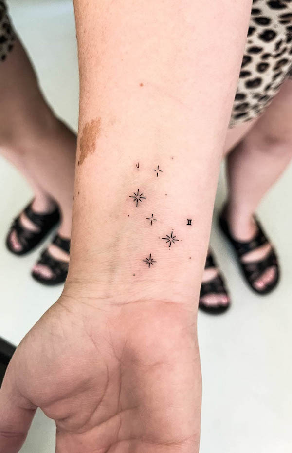 Tatuaggio semplice con stelle per i Gemelli di @radtatclub