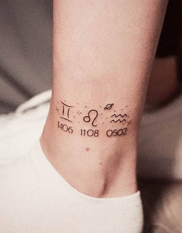 Simboli zodiacali tatuati sulla caviglia da @inkerella_