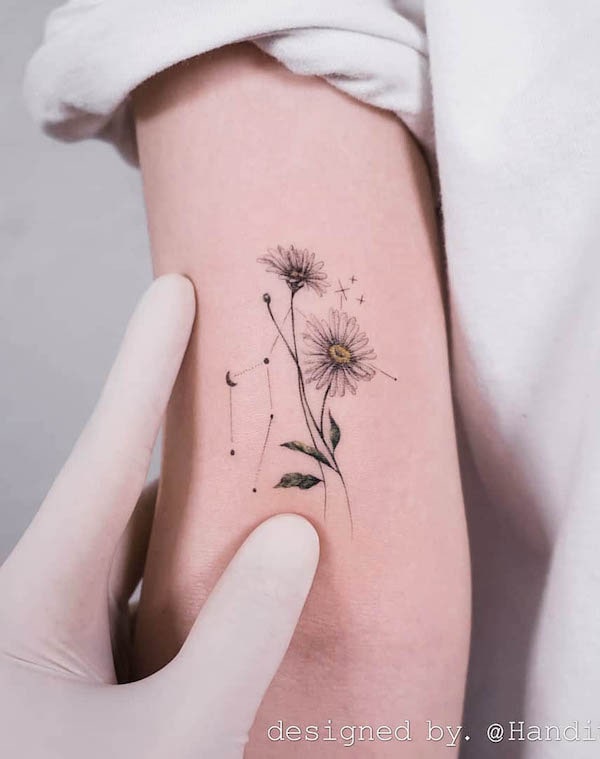 Tatuaggio minimalista con fiore e stella Gemelli di @handitrip