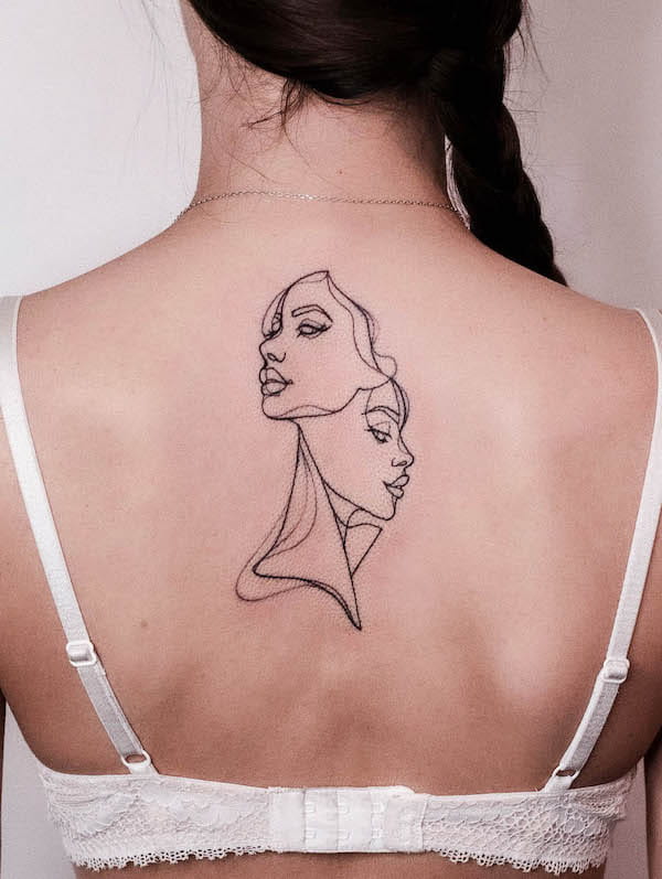Tatuaggio astratto della schiena di @theladyfox