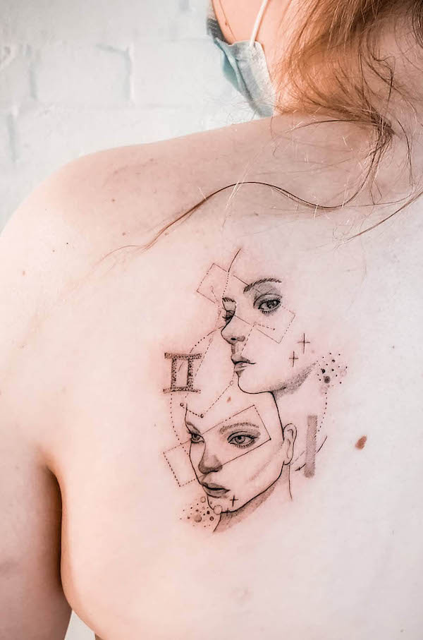Bellissimo tatuaggio di gemelli sulla scapola da @mrkootattoo
