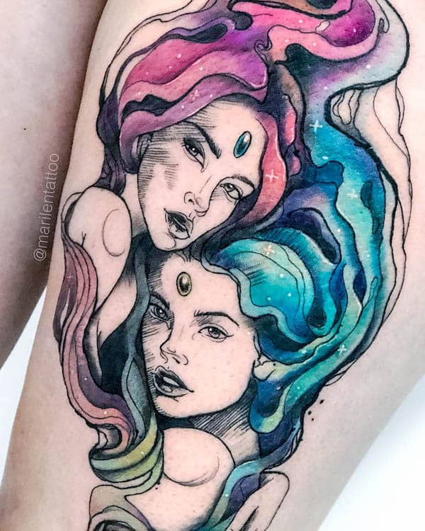 Tatuaggio con ritratto dei Gemelli rosa e verde di @marilentattoo