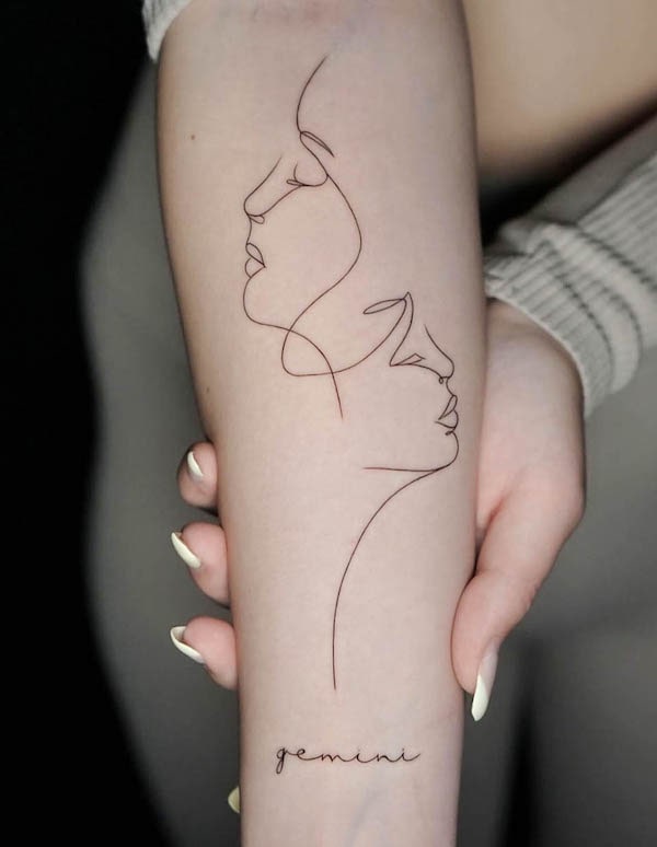 Tatuaggio astratto a linee sottili sull'avambraccio di @darkmothwuerzburg
