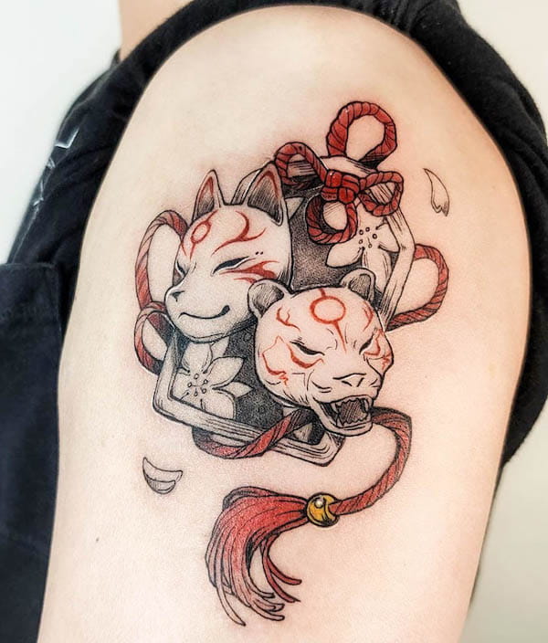 Tatuaggio giapponese con maschera di volpe da @macy.tattoo