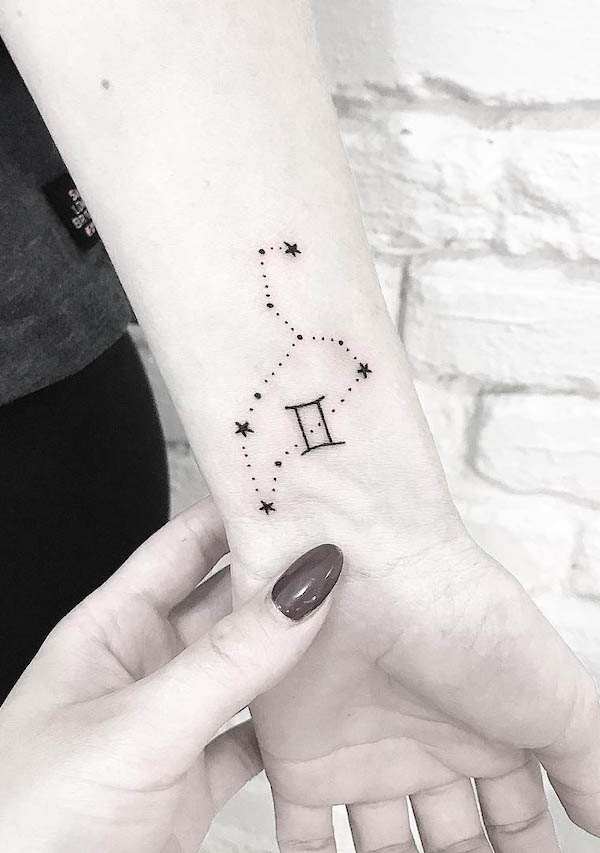 Glifo dei Gemelli e costellazione tatuato da @terryemi
