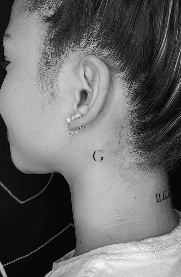 Tatuaggio dell'iniziale della piccola G di @ayalatattoo1