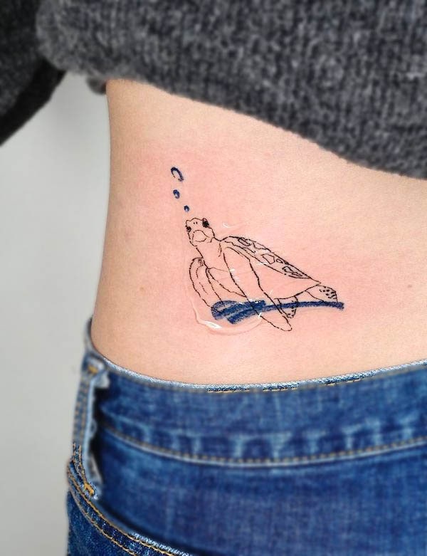 Tatuaggio laterale di tartaruga marina di @tattoo_joojoo