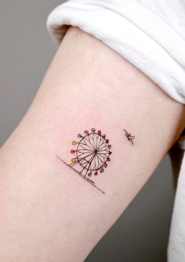Piccolo tatuaggio con ruota panoramica all'interno del braccio di @tattoo_joojoo