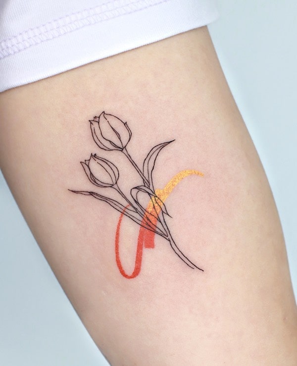 Tatuaggio con contorno nero e sfondo a colori di @tattoo_joojoo