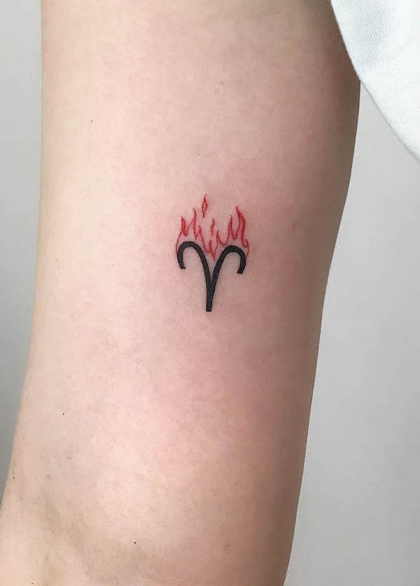 Tatuaggio con simbolo dell'Ariete focoso di @denizinks