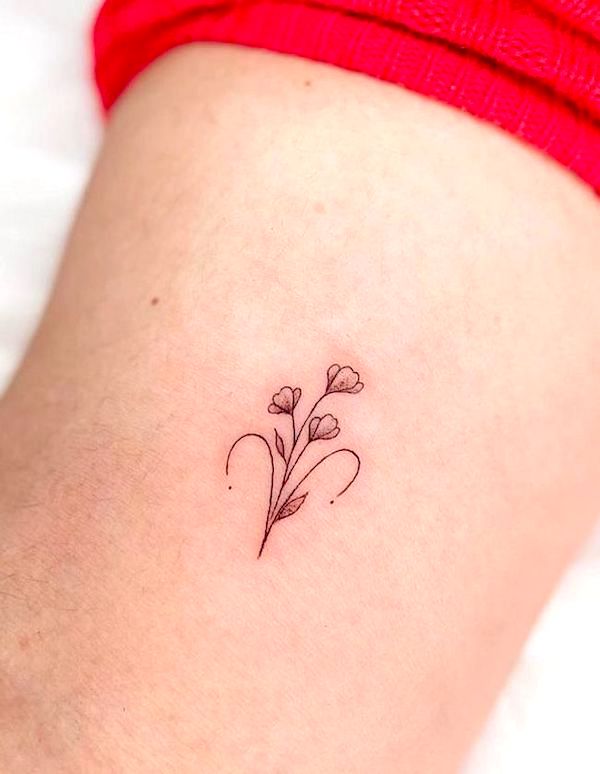 Piccolo tatuaggio floreale Ariete di @brunaroldao.tattoo