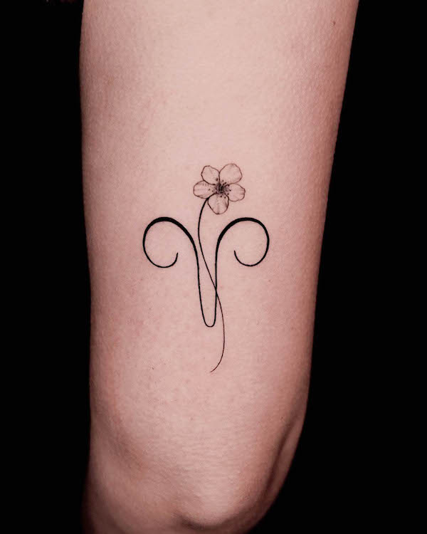 Tatuaggio Ariete semplice e floreale di @isoltattoo