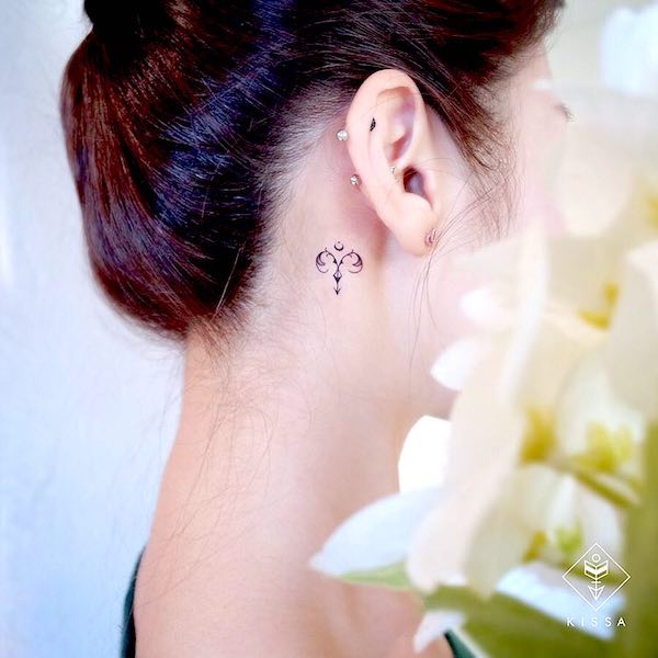 Tatuaggio Ariete dietro l'orecchio da @kissa.tattoo