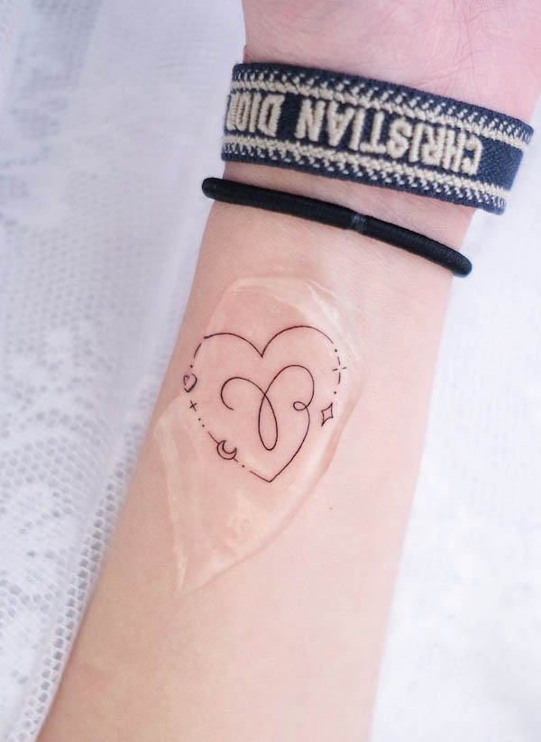 Tatuaggio a forma di cuore dell'Ariete di @hktattoo_tina