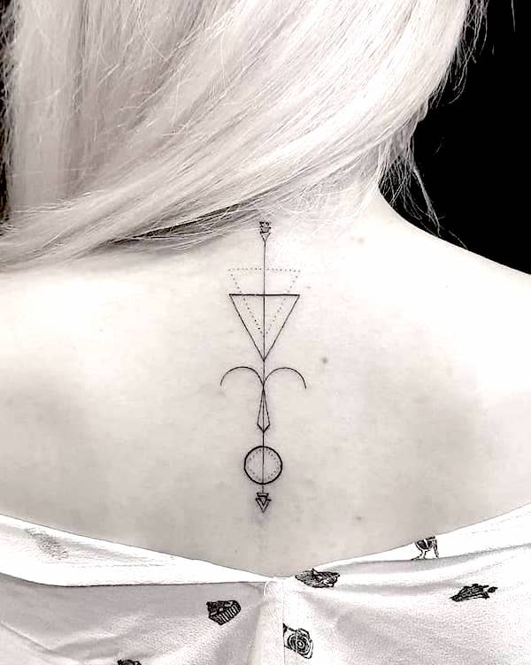 Tatuaggio con simbolo geometrico sulla nuca per l'Ariete di @arnaz_disaster