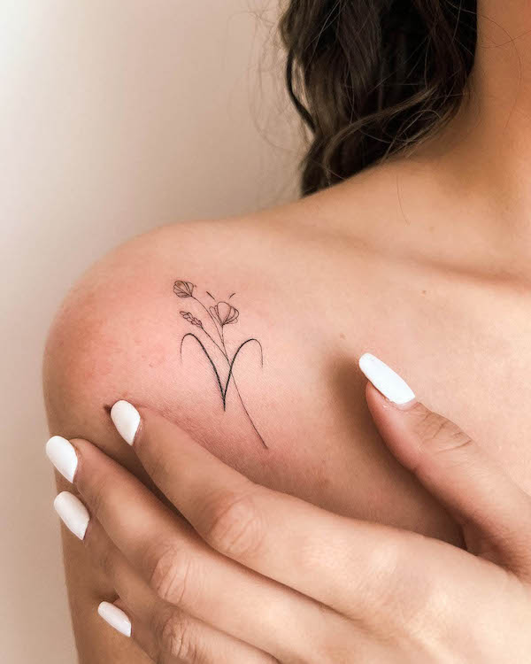 Tatuaggio minimalista sulla spalla per l'Ariete di @naomink_.tattoo