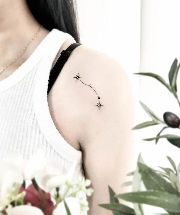Tatuaggio della spalla con costellazione semplice di @tattooist_woosun