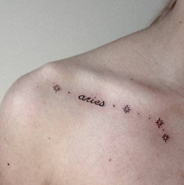 Piccolo tatuaggio sulla clavicola del segno dell'Ariete di @anna_zhmak_tattoo